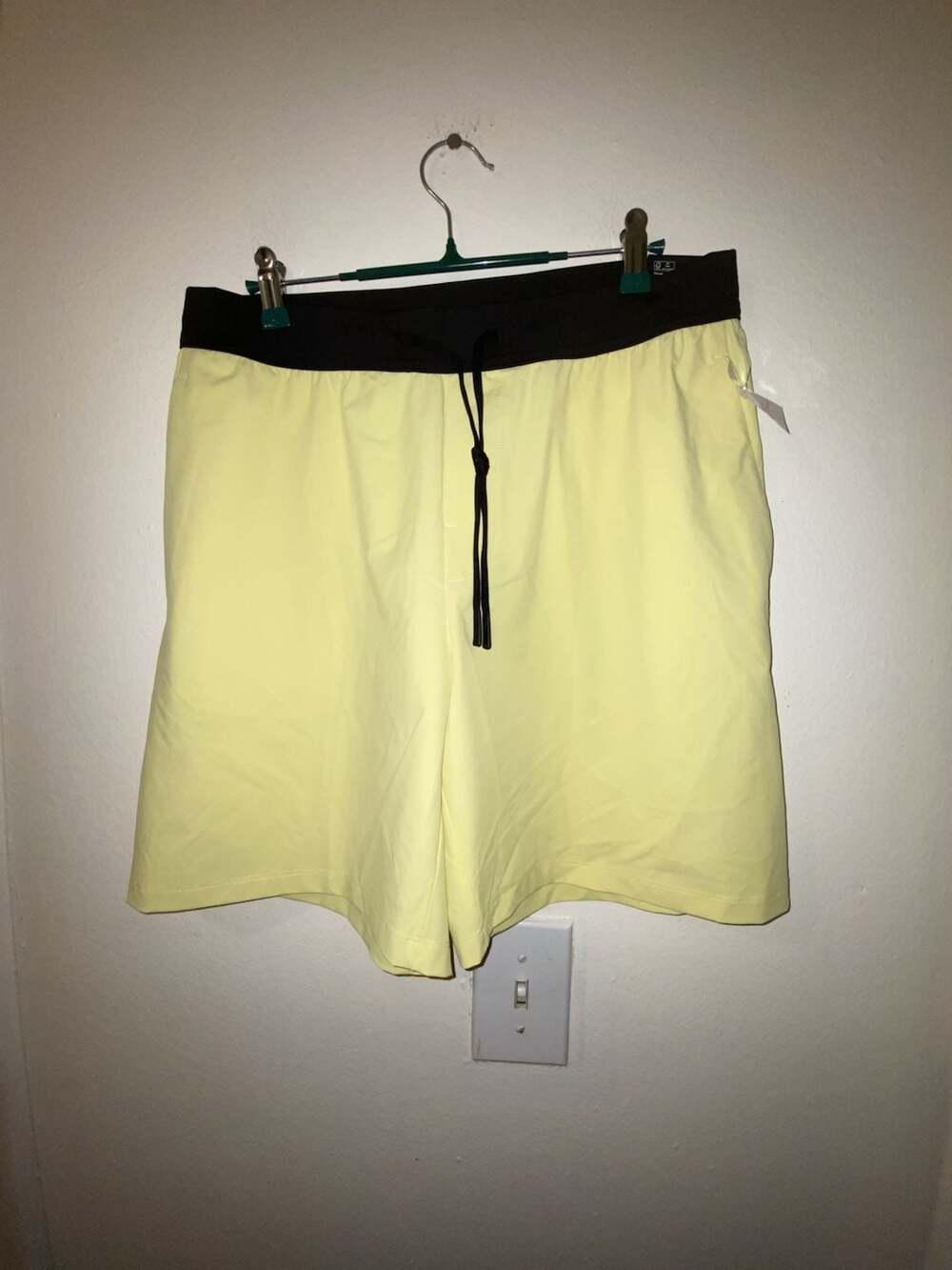 VRST Elevate Unlined Short Size M Fresh Hay Yellow